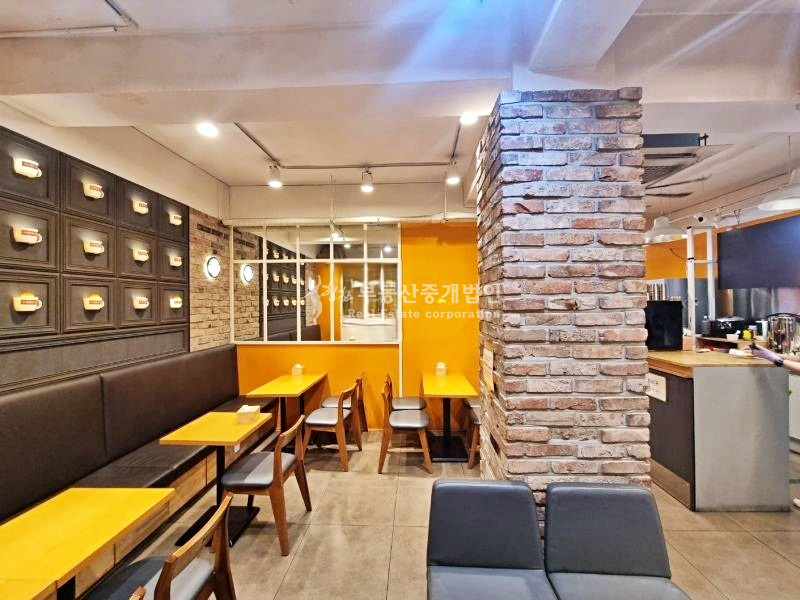 서울 서대문구 창천동 홍대역4분 버스정류장 앞 유동 넘치는 동교동삼거리 인근 대로변 상가 1층 월세 매물번호 13355 사진 2