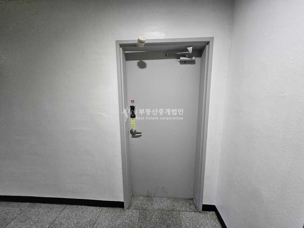서울 마포구 서교동 합정역 1분출구 바로앞 지하 상가, 주차 가능, 엘베 有 월세 매물번호 12145 사진 1