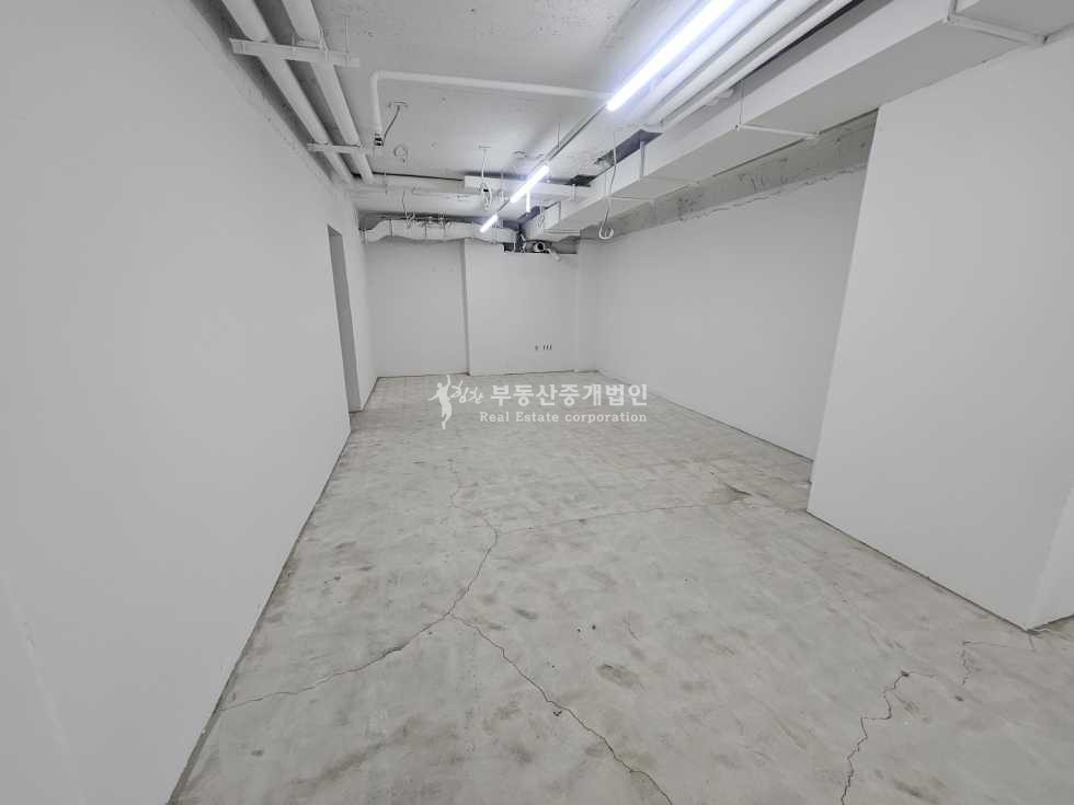 서울 마포구 서교동 합정역 1분출구 바로앞 지하 상가, 주차 가능, 엘베 有 월세 매물번호 12145 사진 3