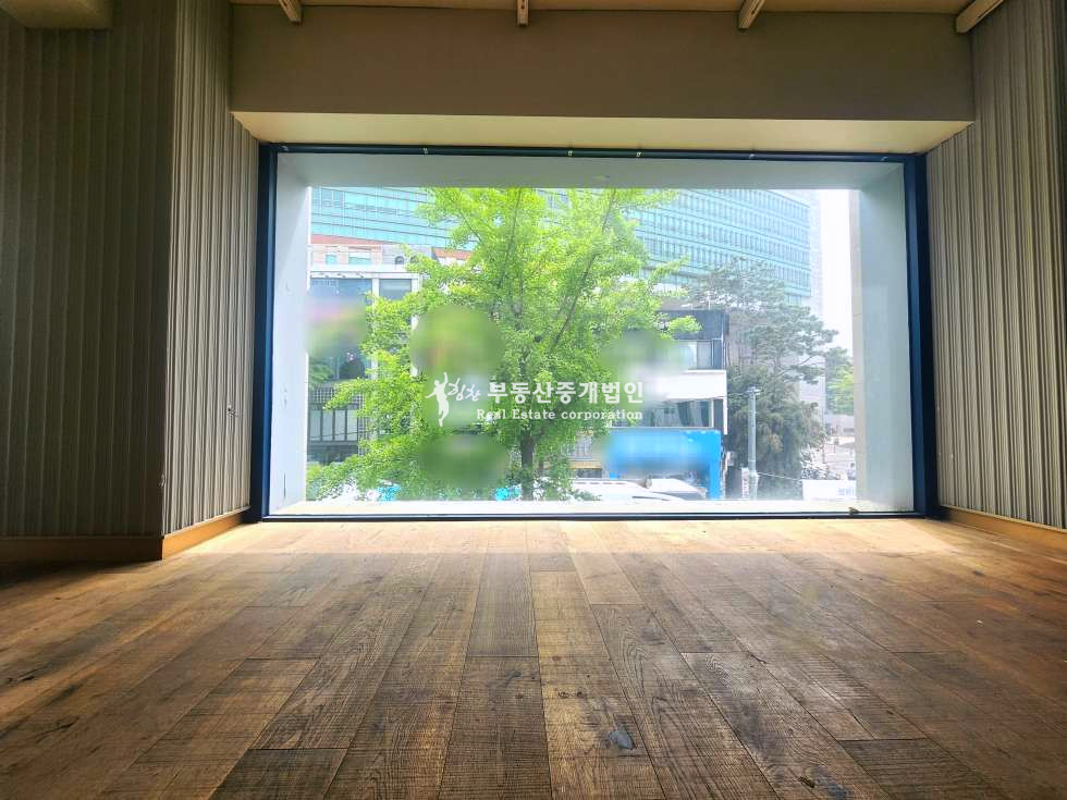 서울 마포구 서교동 365일ok 무권리 홍대정문 횡단보도 앞 통창 1층2층연층 월세 매물번호 12509 사진 6