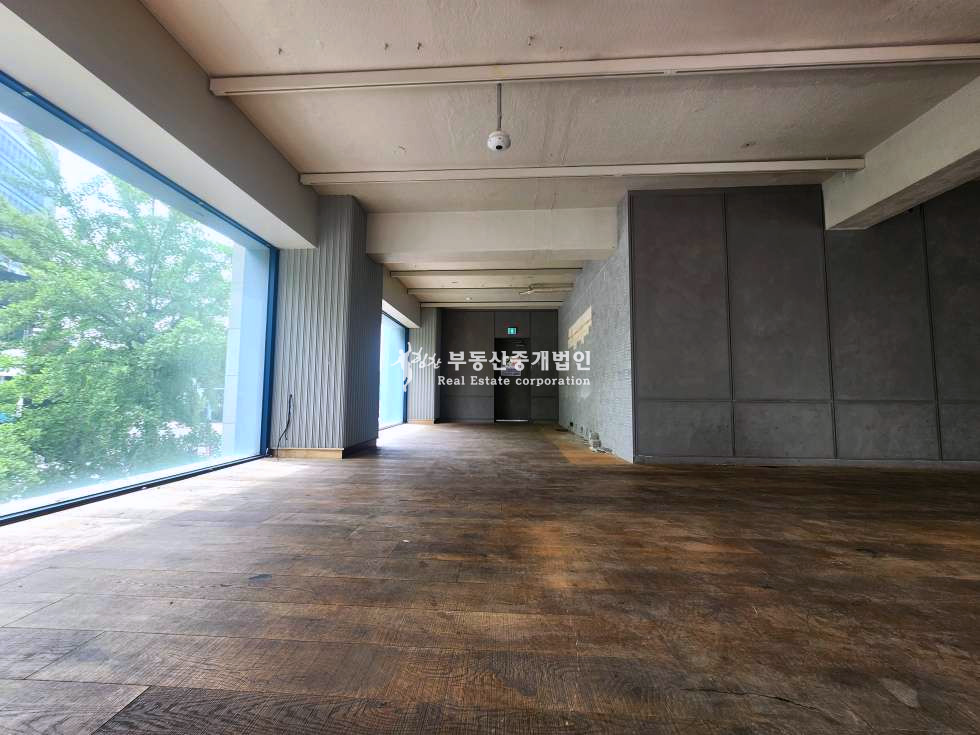 서울 마포구 서교동 365일ok 무권리 홍대정문 횡단보도 앞 통창 1층2층연층 월세 매물번호 12509 사진 8