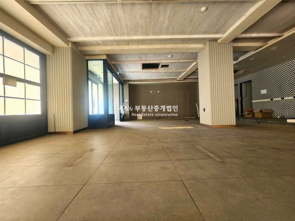 서울 마포구 서교동 365일ok 무권리 홍대정문 횡단보도 앞 통창 1층2층연층 월세 매물번호 12509 사진 11