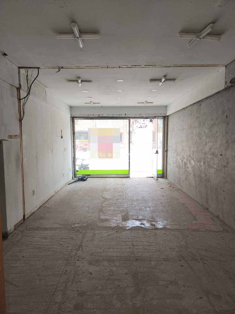 서울 마포구 서교동 홍대 미술학원 대로변 횡단보도 앞 1층 무권리 상가 월세 매물번호 13524 사진 3