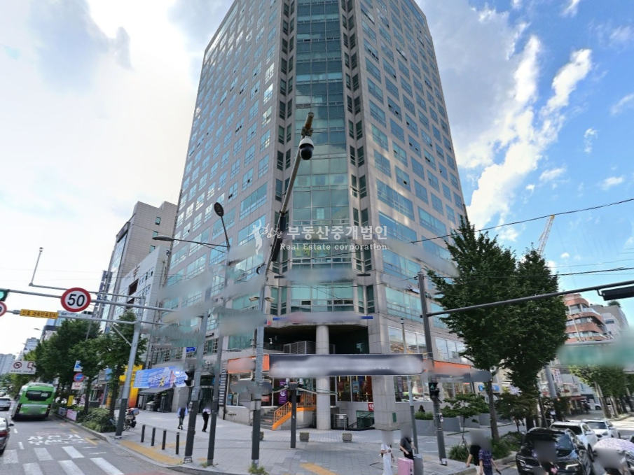 서울 마포구 서교동 초 A급 위치 대로변 사거리 횡단보도 바로 앞 지층 상가 월세 매물번호 12996 사진 1