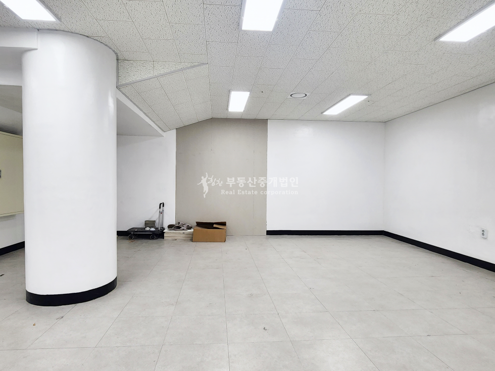 서울 마포구 서교동 초 A급 위치 대로변 사거리 횡단보도 바로 앞 지층 상가 월세 매물번호 12996 사진 4