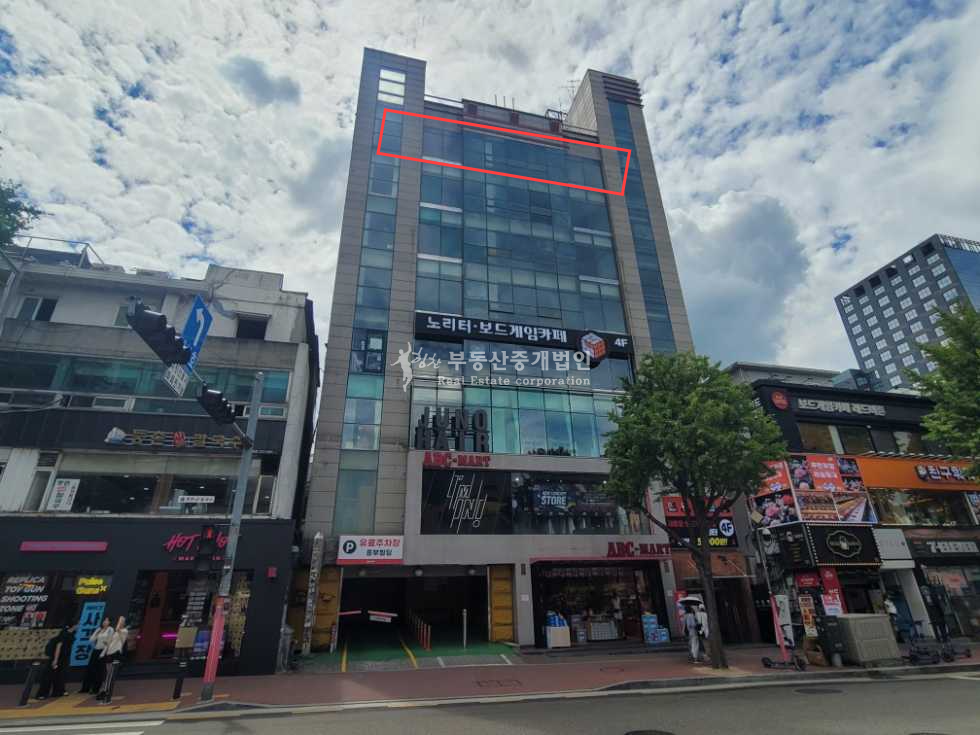 서울 마포구 서교동 무권리 홍대입구역 대로변에 위치한 전면 노출 우수한 대형 평수 월세 매물번호 12700 사진 1