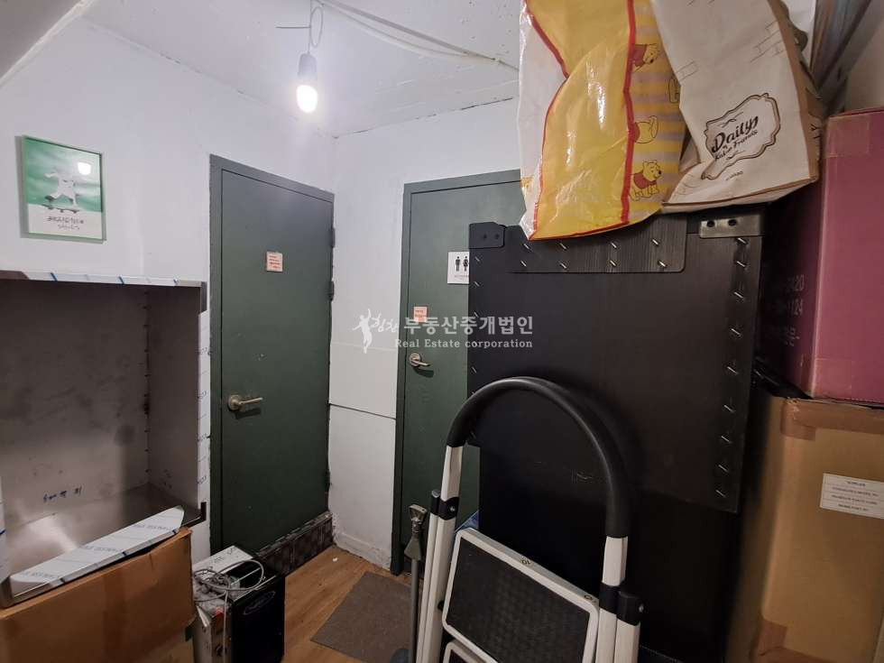 서울 마포구 서교동 홍대레드로드길 수노래방근처 유명카페 상가1층 접근성 우수 월세 매물번호 10382 사진 3