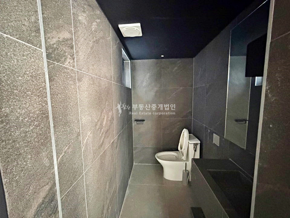 서울 마포구 연남동 연트럴파크 뷰 신축급 건물 내부계단으로 연결 된 코너자리 상가 연층 월세 매물번호 13195 사진 18