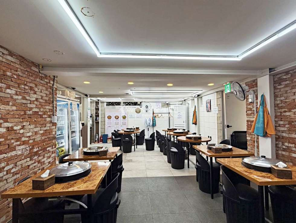 서울 마포구 동교동 미로길 Y로드 인근 넓은 평수 유동 활발 매출 잘 나오는 상가 반지층 월세 매물번호 13081 사진 1