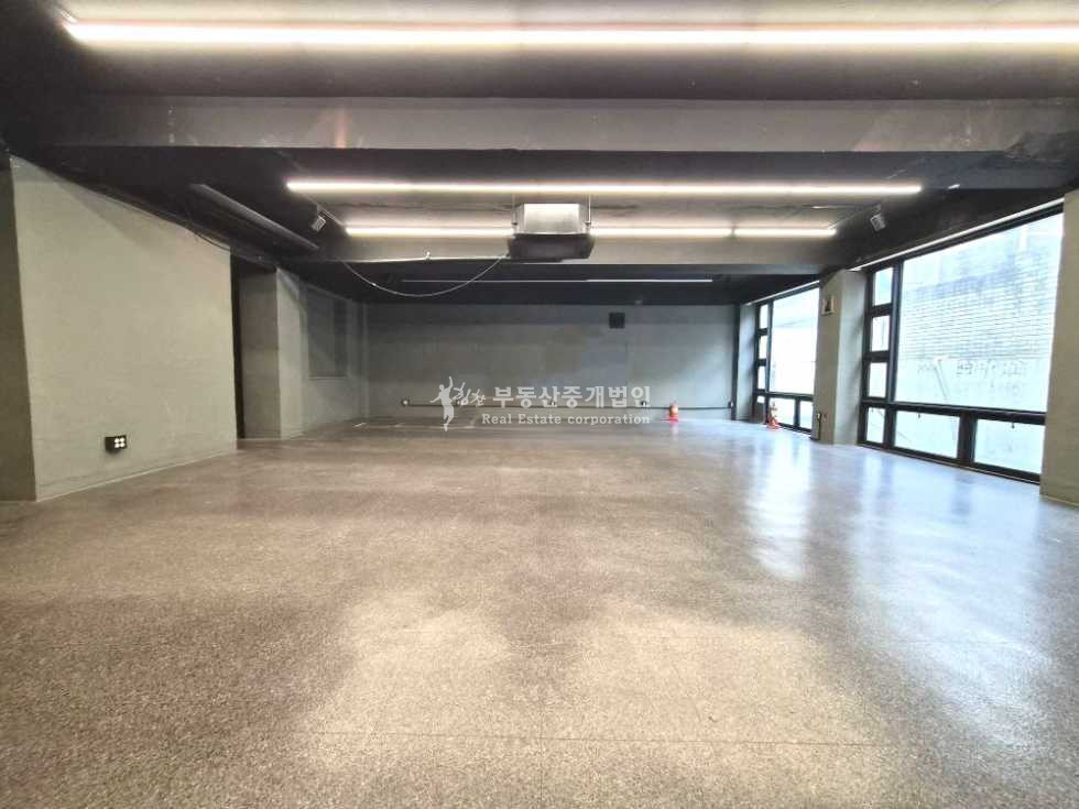 서울 마포구 서교동 365,24시 무료컨설팅ok l 채광잘드는 1층상가 월세 매물번호 13573 사진 2