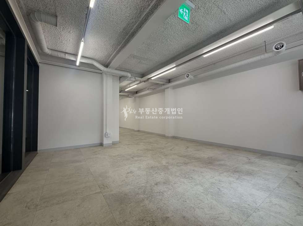 서울 마포구 동교동 I힘찬I 무권리 I 홍대입구역 도보3분 I 미로길 초입 대수선 후 첫 입주 상가 반지층 월세 매물번호 12797 사진 1