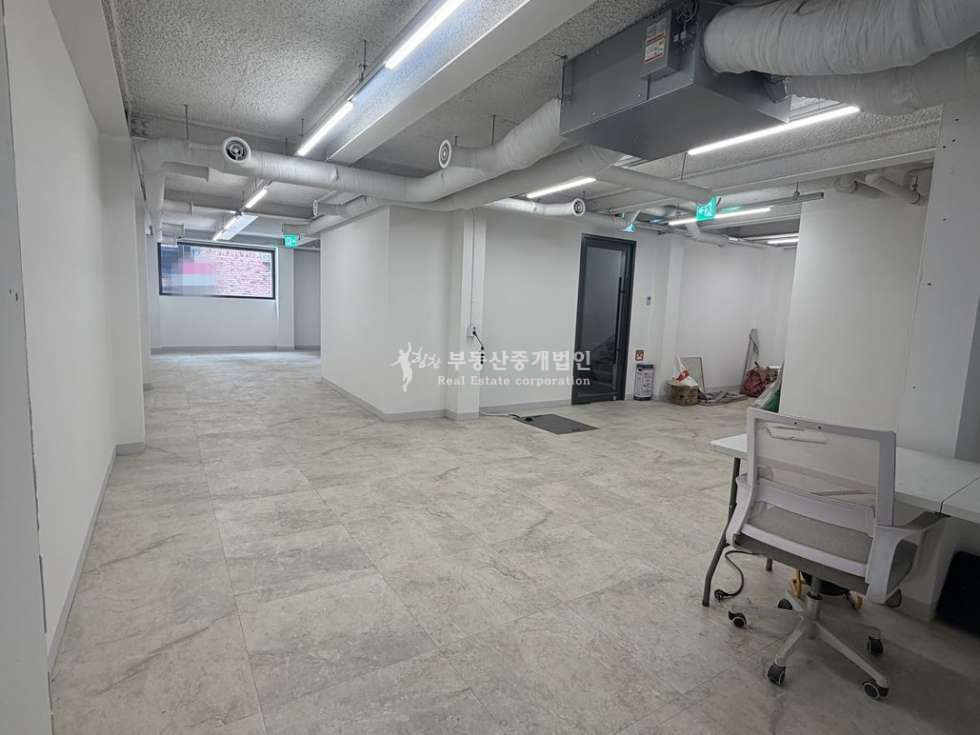 서울 마포구 동교동 I힘찬I 무권리 I 홍대입구역 도보3분 I 미로길 초입 대수선 후 첫 입주 상가 반지층 월세 매물번호 12797 사진 3