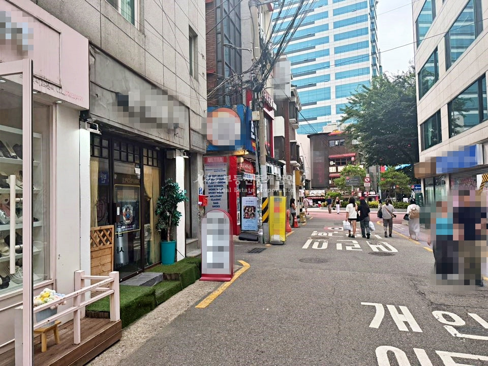 서울 마포구 서교동 I힘찬I 레드로드에서 패션거리로 진입하는 초입 위치 접근 및 노출 좋은 상가 1층 월세 매물번호 13351 사진 5