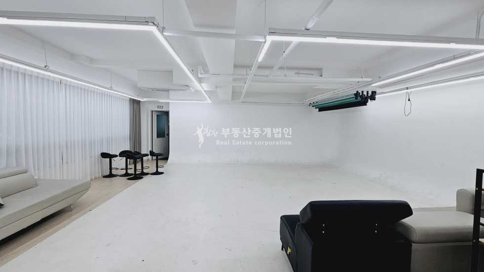 서울 마포구 동교동 홍대입구역 역세권 4층 사무실, 자주식 주차 2대 가능! 월세 매물번호 12181 사진 5