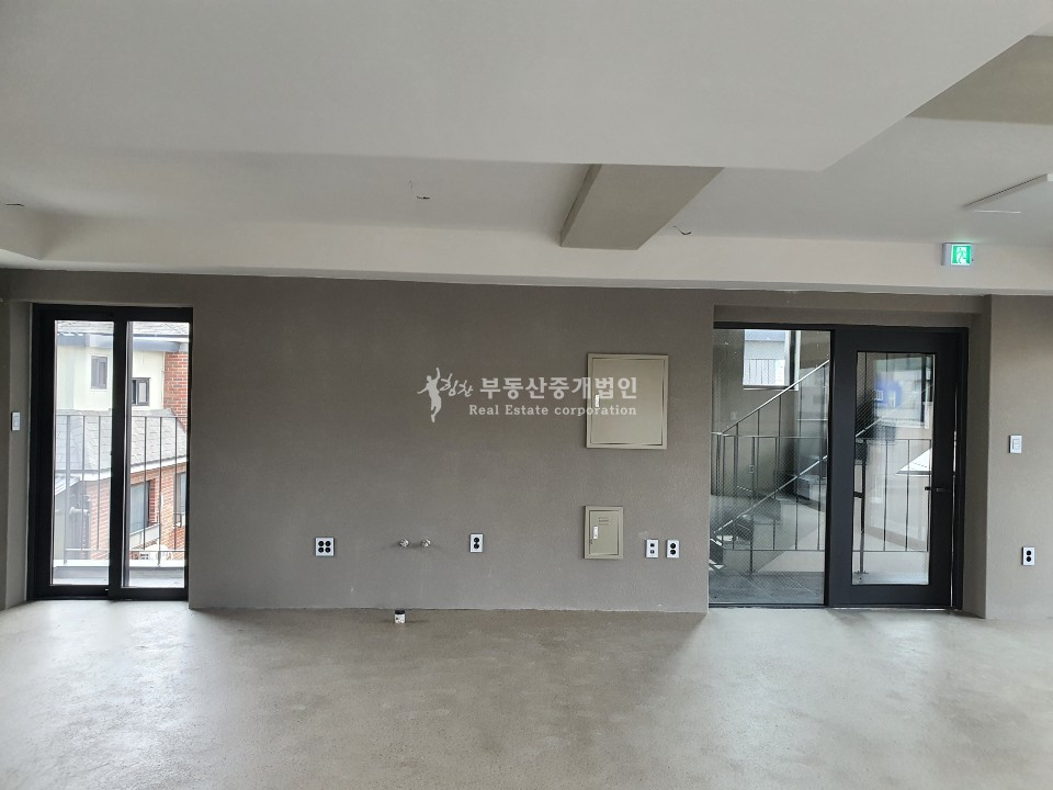 서울 마포구 동교동 I힘찬I 미로길 Y 로드 메인 위치 무권리 유동폭발 신축급 상가 3층 월세 매물번호 12632 사진 2