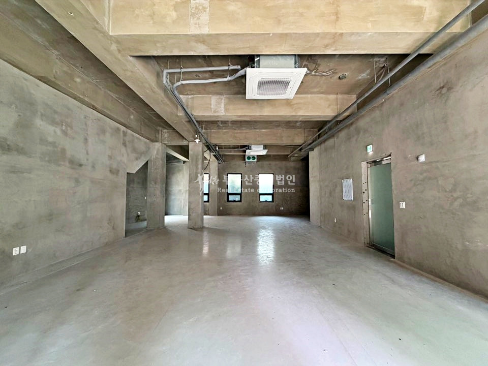 서울 마포구 연남동 I힘찬I 무권리 4m이상의 층고 넓은평수 홍대입구역 6분거리 신축급 상가 1층 월세 매물번호 13272 사진 1