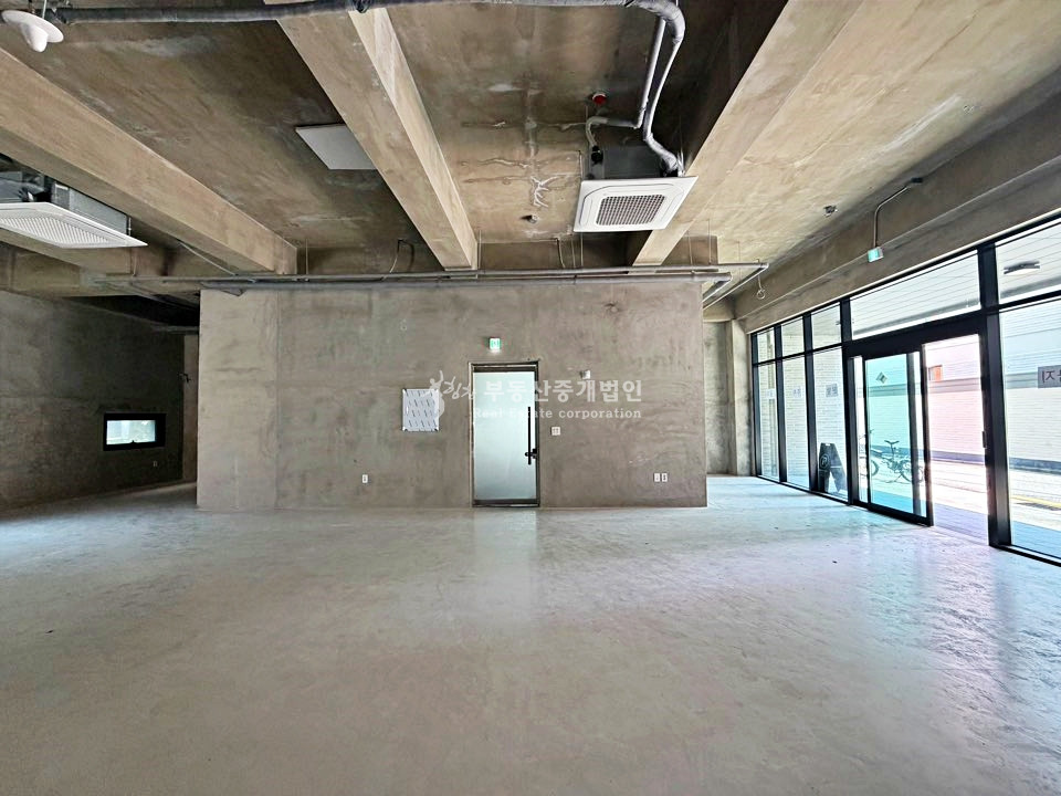 서울 마포구 연남동 I힘찬I 무권리 4m이상의 층고 넓은평수 홍대입구역 6분거리 신축급 상가 1층 월세 매물번호 13272 사진 3