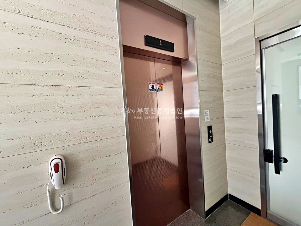 서울 마포구 연남동 I힘찬I 무권리 4m이상의 층고 넓은평수 홍대입구역 6분거리 신축급 상가 1층 월세 매물번호 13272 사진 12