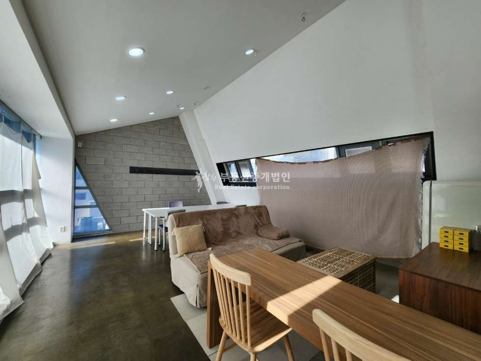 서울 마포구 서교동 조용한 서교동 오피스 입지 채광 좋고 층고 높은 탑층 사무실, 양수양도 가능 월세 매물번호 12504 사진 3