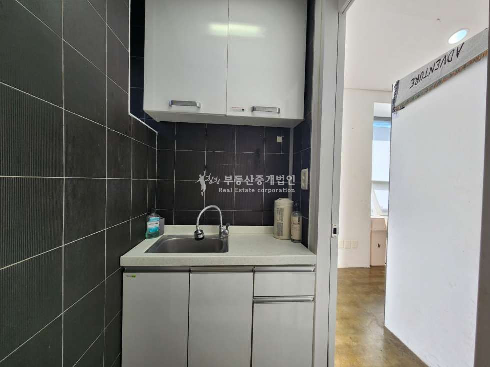 서울 마포구 서교동 조용한 서교동 오피스 입지 채광 좋고 층고 높은 탑층 사무실, 양수양도 가능 월세 매물번호 12504 사진 7