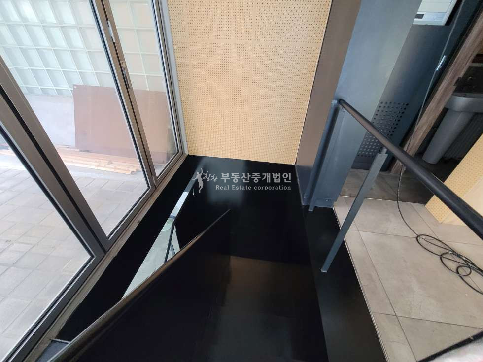 서울 마포구 동교동 교동근린생활시설동 I힘찬I 무권리 I 홍대입구역 도보3분거리 I 지층 서비스 공간 상가 1층 월세 매물번호 10844 사진 8