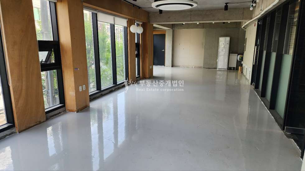 서울 마포구 서교동 홍대입구역 도보 3분 경의선 책거리 근처 코너자리 가시성 좋은 상가 월세 매물번호 12964 사진 2