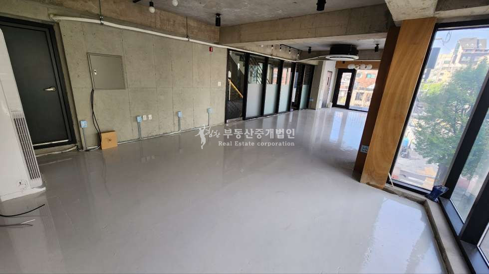 서울 마포구 서교동 홍대입구역 도보 3분 경의선 책거리 근처 코너자리 가시성 좋은 상가 월세 매물번호 12964 사진 4