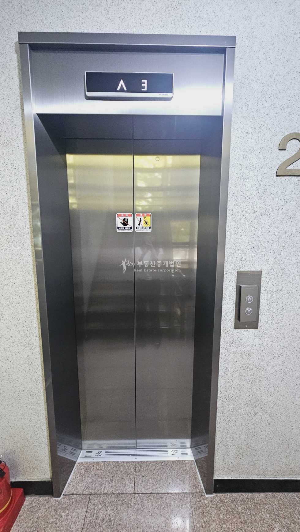 서울 마포구 서교동 나무뷰 숲속뷰 햇살좋은 네모반듯 사무실 월세 매물번호 13805 사진 9