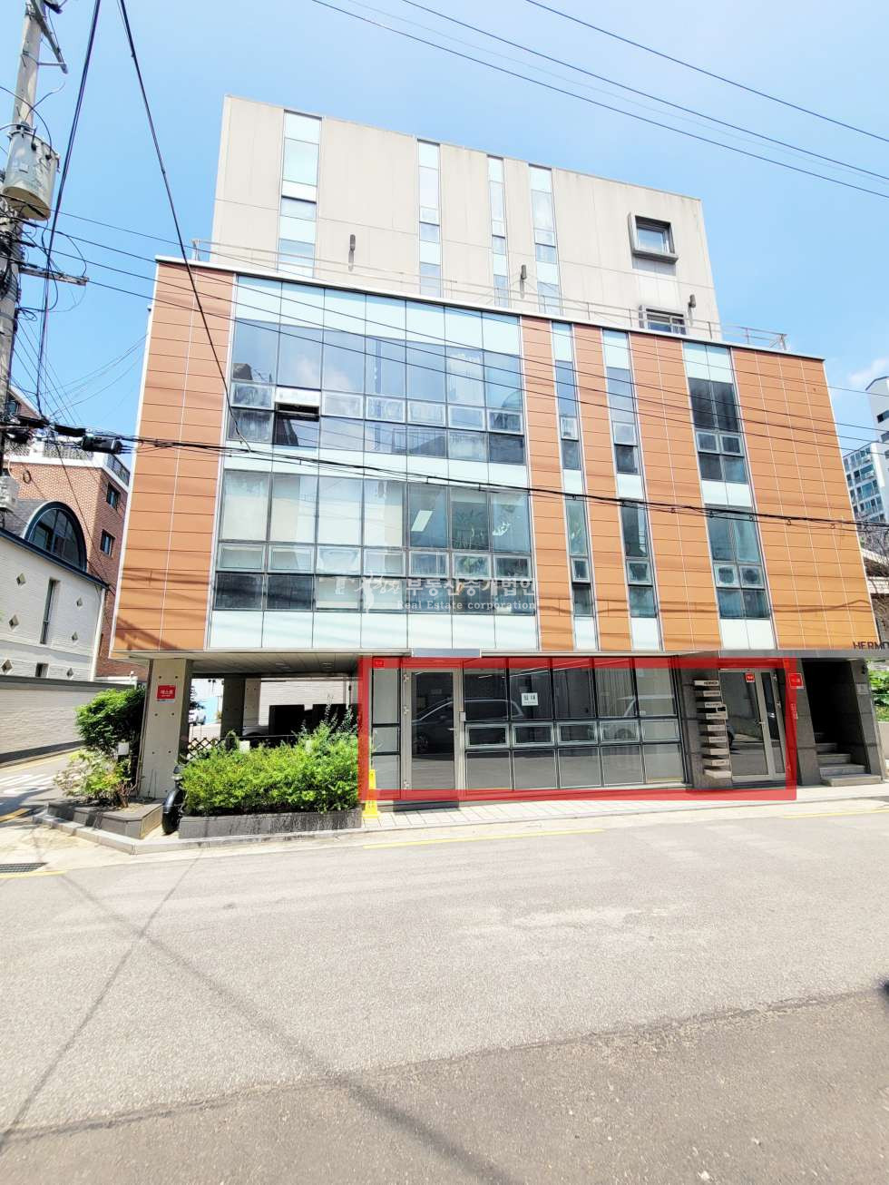 서울 마포구 연남동 I힘찬I 무권리 홍대입구역도보권 경의선숲길 앞 깔끔한 코너상가 1층 월세 매물번호 10929 사진 1