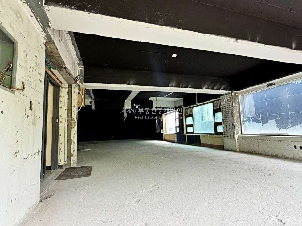 서울 마포구 서교동 I힘찬I 무권리 홍대 놀이터 바로 앞 네모반듯한 구조 넓은평수 상가 3층 월세 매물번호 11808 사진 3