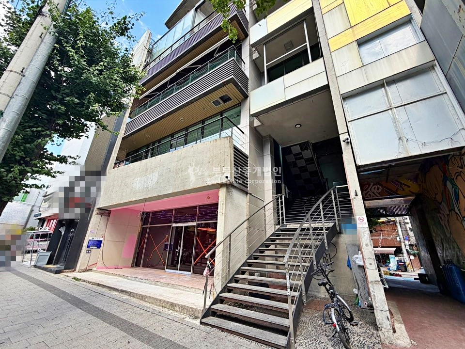 서울 마포구 서교동 I힘찬I 무권리 홍대삼거리포차 옆 대로변 노출성 접근성 극강의 위치 상가 1층 월세 매물번호 13300 사진 13