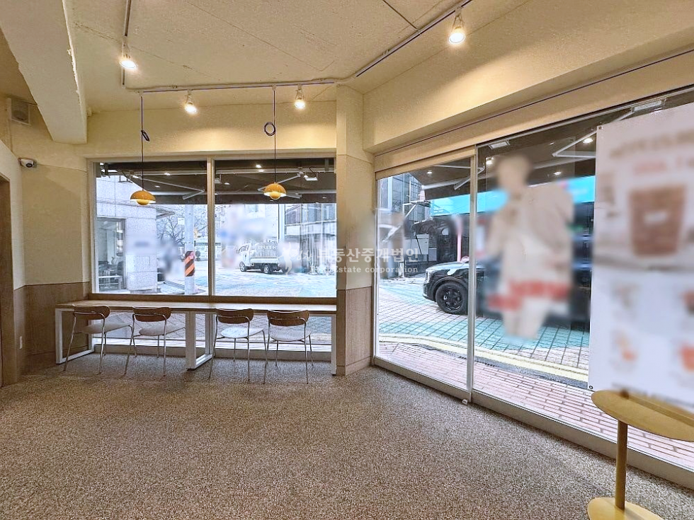 서울 마포구 서교동 홍대 레드로드인근. 코너자리 가시성 좋은 1층 상가 월세 매물번호 11426 사진 2