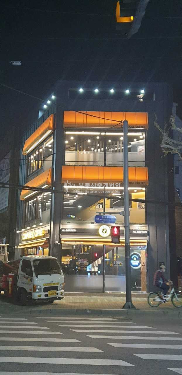 서울 마포구 동교동 홍대정문 아래 동교동사거리 코너 초메인 외국인등 유동 최상 월세 매물번호 13838 사진 1