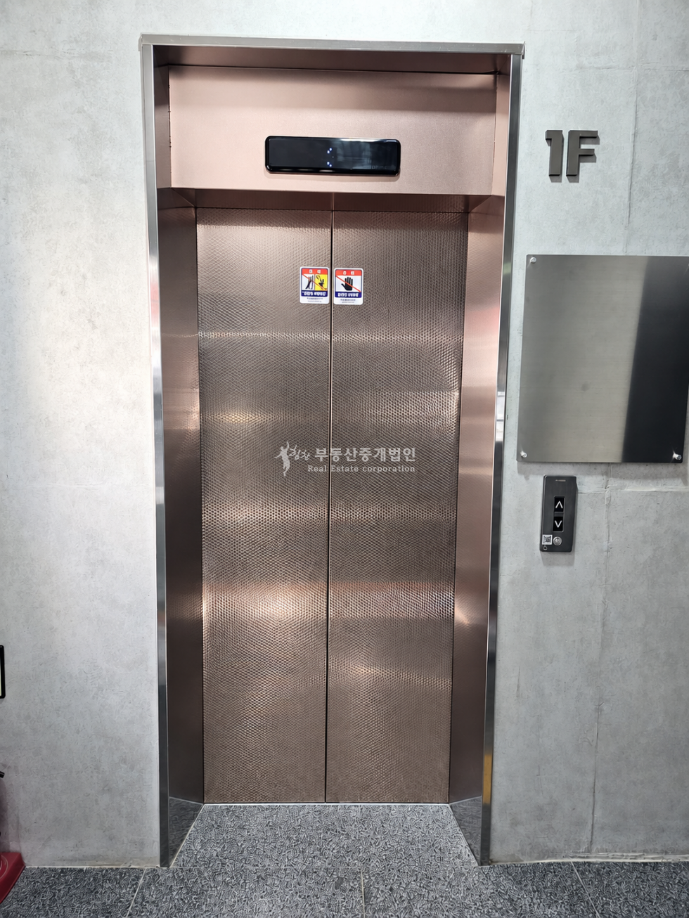 서울 마포구 서교동 l힘찬l 홍대입구역 도보 5분｜테라스 2개 갖춘 36평 사무실 월세 매물번호 13824 사진 2