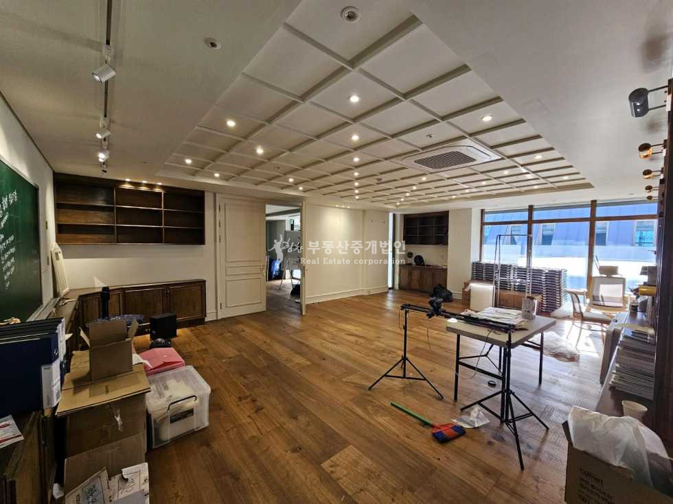 서울 마포구 서교동 l힘찬l홍익대학교 인근 ｜촬영 세트·넓은 베란다 갖춘 약 70평 스튜디오 월세 매물번호 13995 사진 4