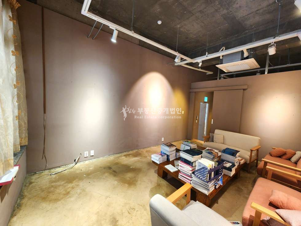 서울 마포구 서교동 무권리 l 1층 l 대로변 l 노출좋은 귀한 대형평수 l 단독테라스 월세 매물번호 11134 사진 6