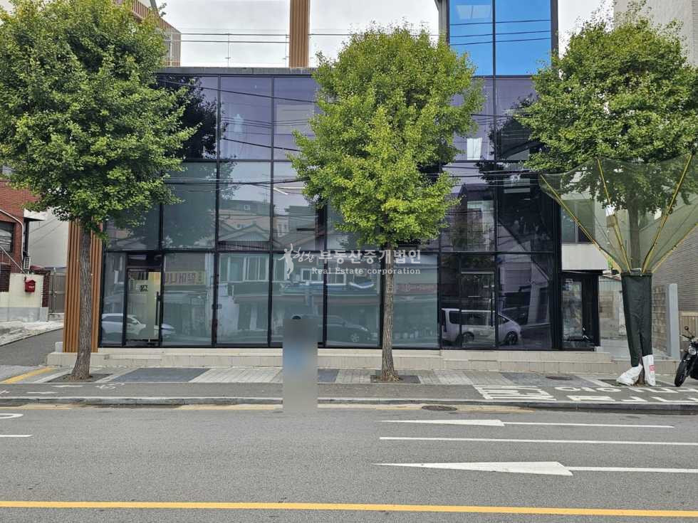 서울 마포구 연남동 l힘찬l 홍익고 인근 대로변 1·2층 복층 사무실｜전면 통창 월세 매물번호 14017 사진 1
