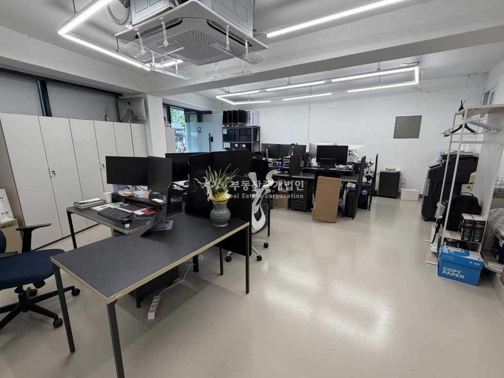 서울 마포구 연남동 l힘찬l 홍익고 인근 대로변 1·2층 복층 사무실｜전면 통창 월세 매물번호 14017 사진 4