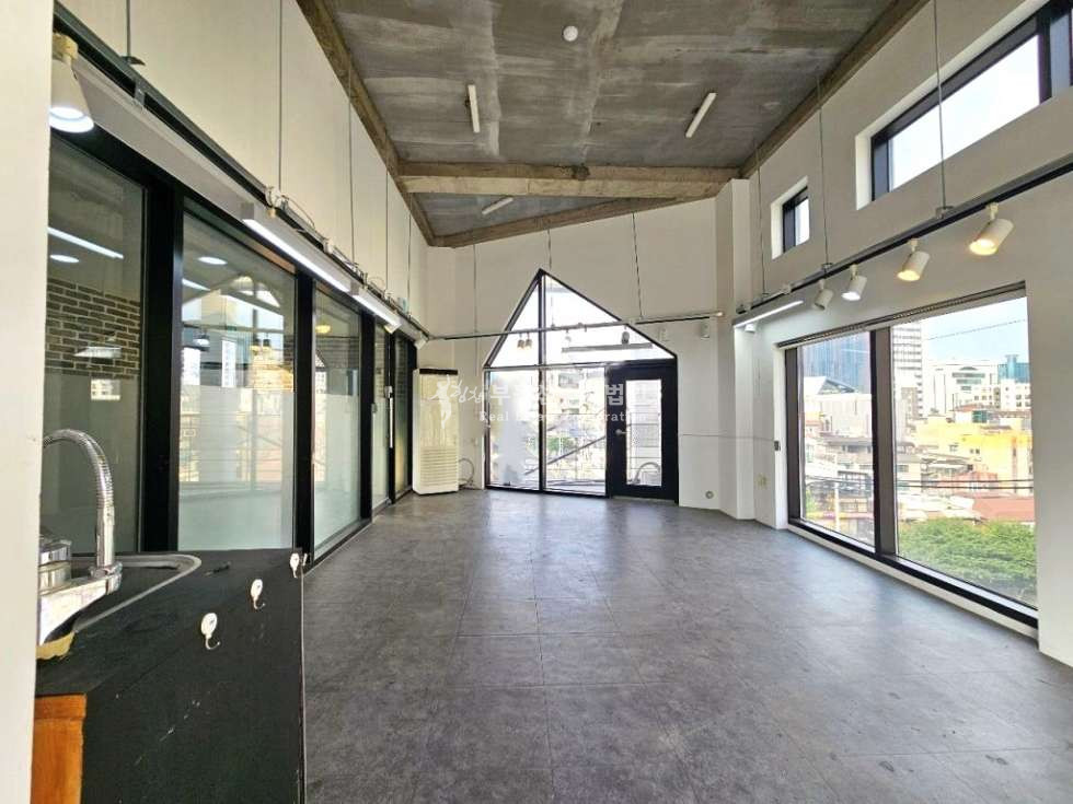 서울 마포구 서교동 무권리 l 테라스 있는 l 가성비 상가 l 독보적코너자리 l 최상층 월세 매물번호 11781 사진 3