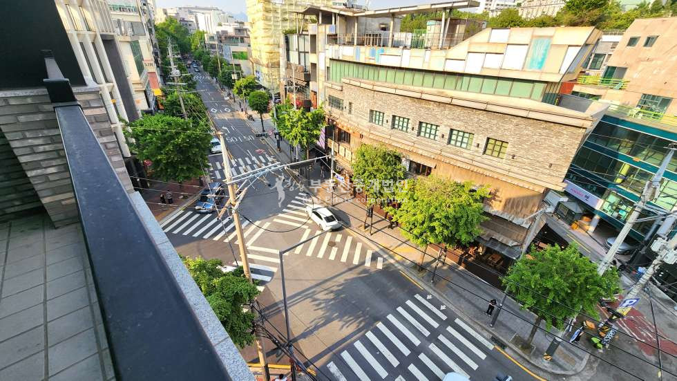 서울 마포구 서교동 무권리 l 삼포맞은편 l 코너건물 l 가시성 최고 l 유동인구 극상 월세 매물번호 10584 사진 2