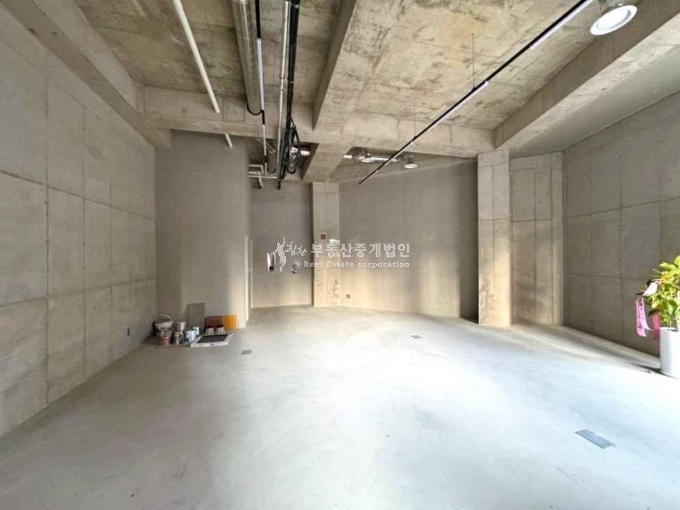 서울 마포구 서교동 무권리 l 세련된 신축 l 대로변코너 l 가시성좋아요 l 4층 월세 매물번호 10469 사진 2