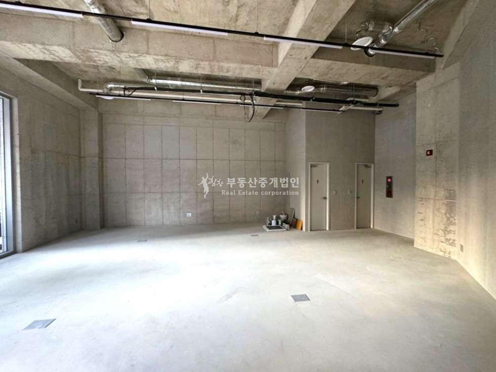 서울 마포구 서교동 무권리 l 세련된 신축 l 대로변코너 l 가시성좋아요 l 4층 월세 매물번호 10469 사진 3