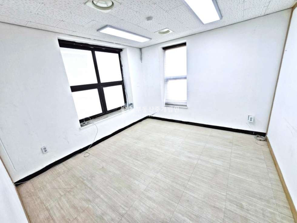 서울 마포구 동교동 홍대역도보2분거리 l 깔끔한사무실 l 학원 l 상가 l 4층 월세 매물번호 10038 사진 3