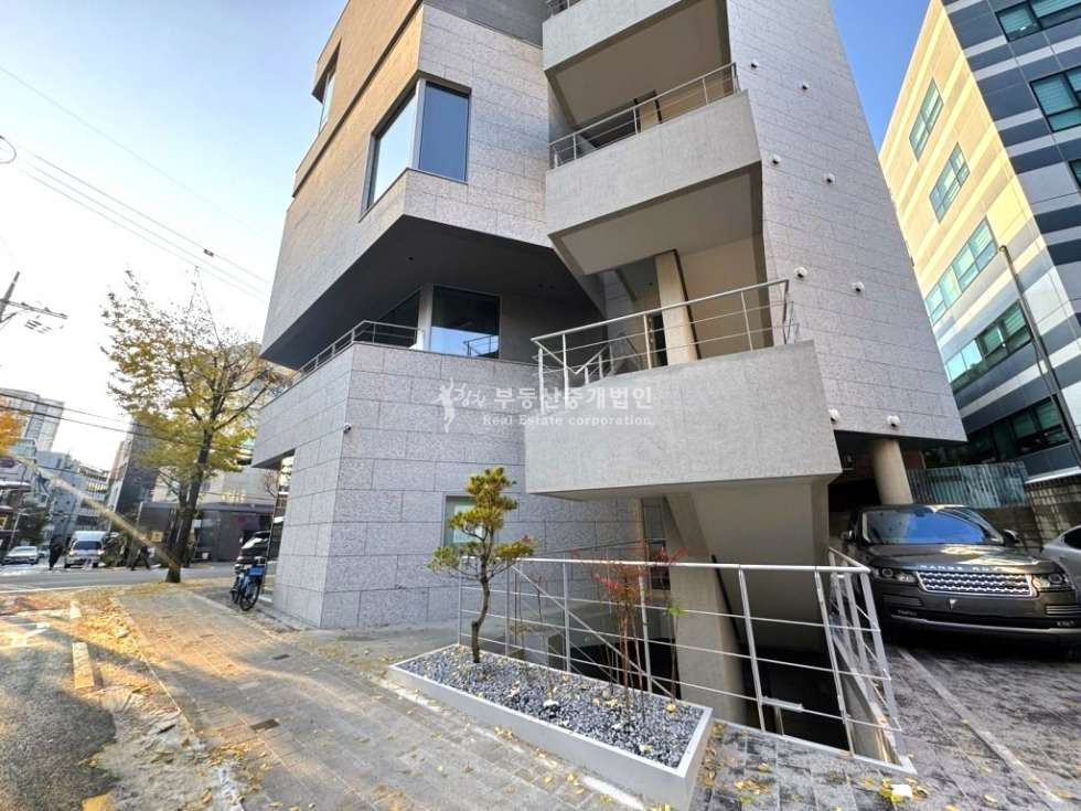 서울 마포구 서교동 무권리 l 세련된 신축 l 대로변코너 l 가시성좋아요 l 4층 월세 매물번호 10261 사진 1