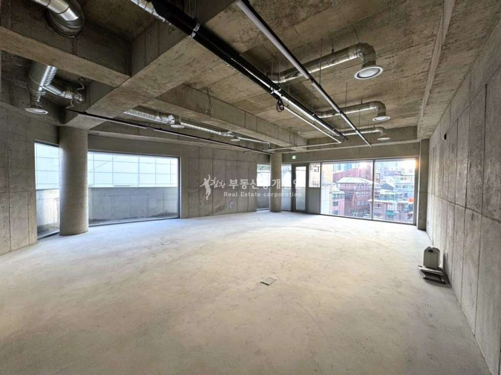 서울 마포구 서교동 무권리 l 세련된 신축 l 대로변코너 l 가시성좋아요 l 4층 월세 매물번호 10261 사진 2