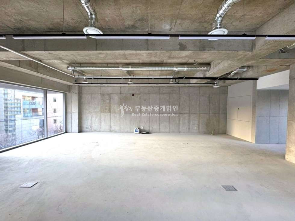 서울 마포구 서교동 무권리 l 세련된 신축 l 대로변코너 l 가시성좋아요 l 4층 월세 매물번호 10261 사진 3