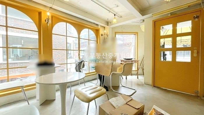 서울 마포구 망원동 무료컨설팅ok l 1.5층 l 성업중인 카페 l 3면노출 코너 월세 매물번호 12251 사진 1