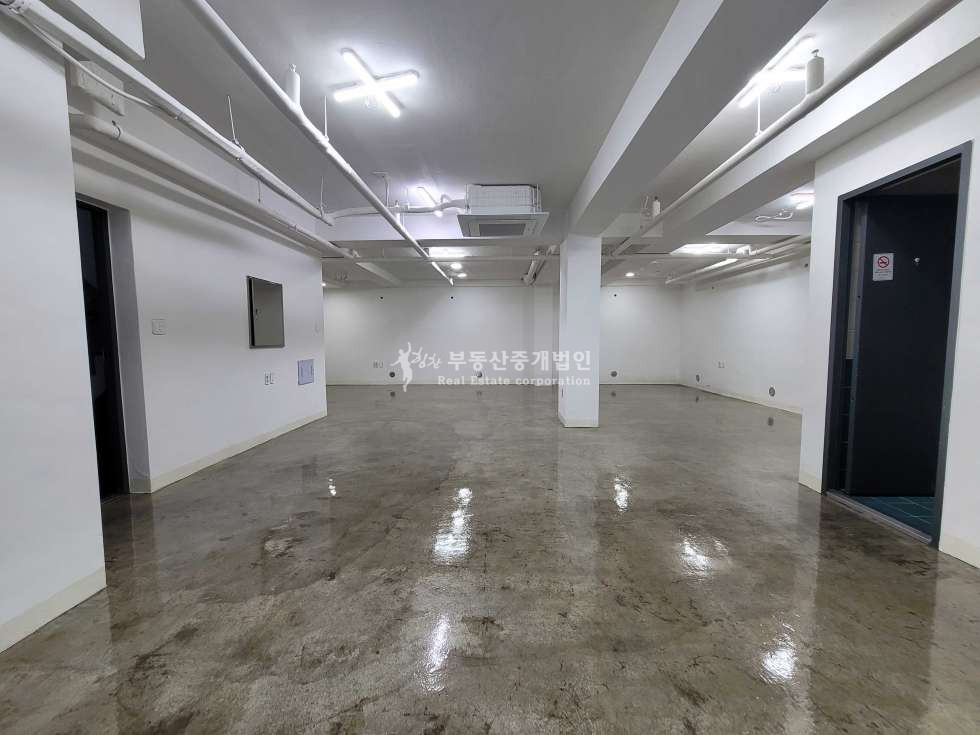 서울 마포구 동교동 BLDG43동 썬큰있는 깔끔한 지하상가 월세 매물번호 10800 사진 1