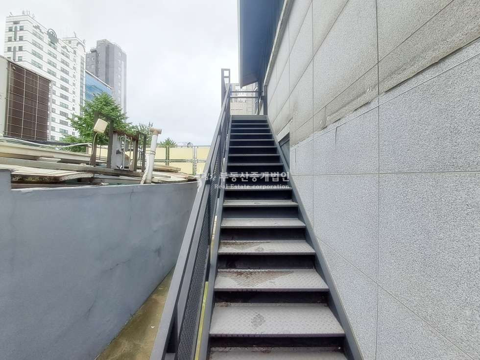 서울 마포구 서교동 합정역 도보 약 1분거리 위치한 대로변 1층 상가 추천드립니다. 월세 매물번호 11447 사진 7