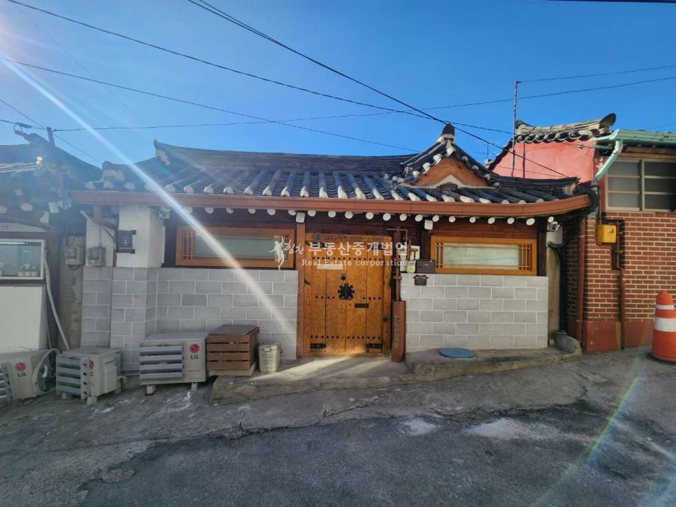 서울 종로구 삼청동 북촌 한옥마을 내 수익형 한옥 건물, 소액 투자로 높은 임대 수익 확보 가능 매매 매물번호 12578 사진 1